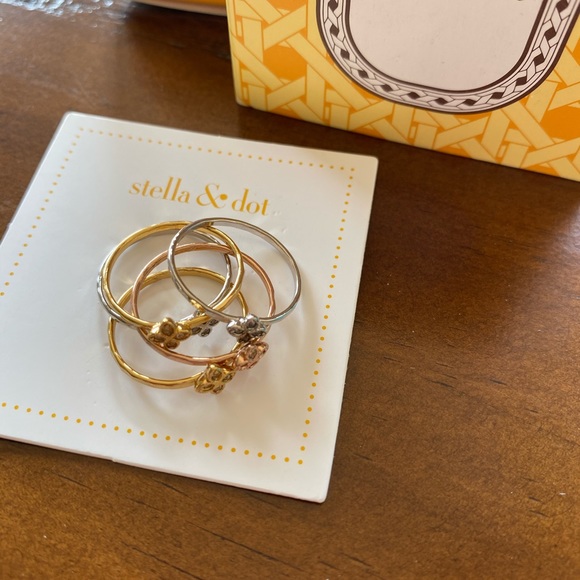 Stella & Dot Moralay Flower Stackable Rings - Picture 2 of 3